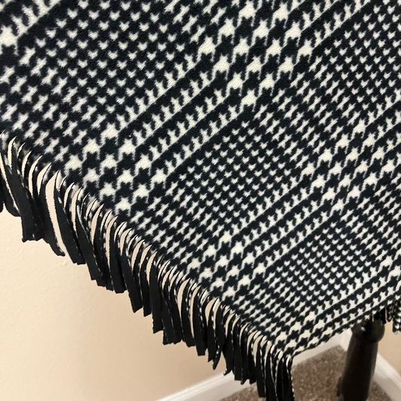 Elegant Black and White Poncho (One Size) no brand but a lot of style! 🖤🤍 - Picture 5 of 5